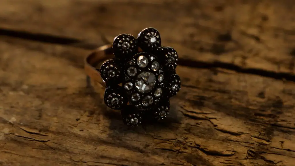 What Is an Antique Diamond Cluster Ring